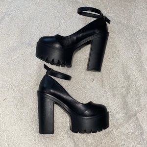 Black chunky heel shoes 🖤